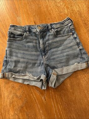 American Eagle Women's Mom Short - Medium Wash